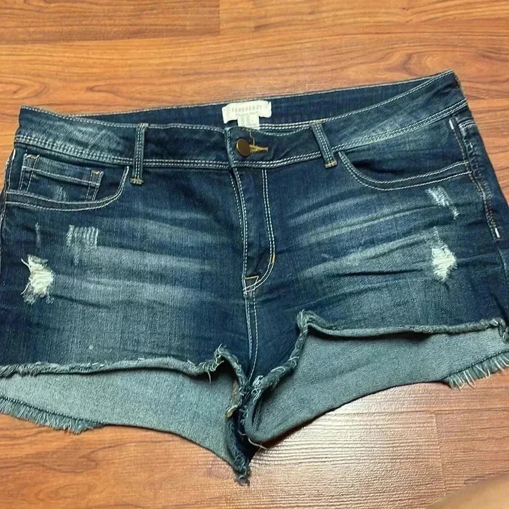 Forever 21 short distressed Jean shorts, size 31